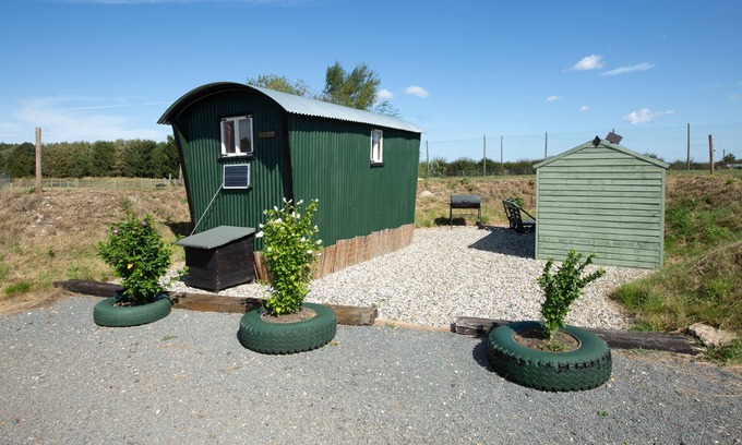 Huntingdon House | Experience March Shepherd's Hut: Hot Tub & Sauna Access