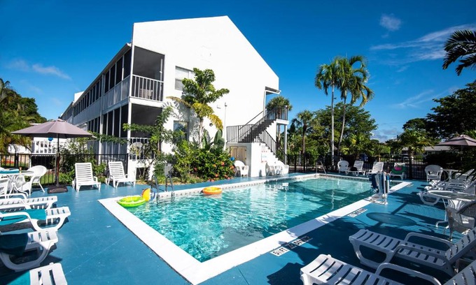 Marco Island Hotel | Discover Marco Island Lakeside Inn: Pet-Friendly Retreat