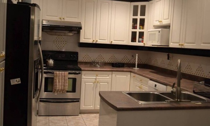 West Newton - Highway 10 House | Marcos Exec: 4 Bedrooms with Breakfast & Pet-Friendly Stay