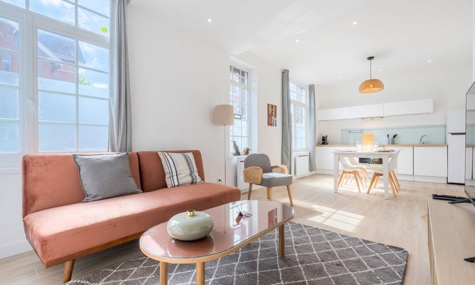 Marcq-en-Baroeul Apartment | Bright Two-Bedroom Retreat in Marcq en Baroeul with Spa