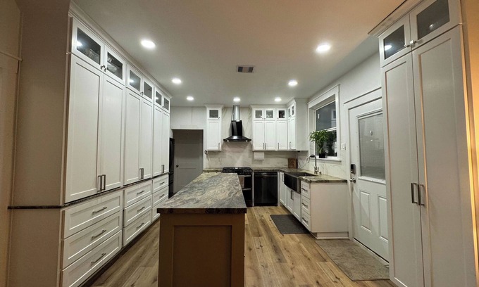 Houston House | Marcy's Garden Centrally-located. 5 mins to downtown, EADO & the Heights.