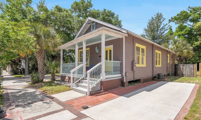Downtown House | Experience Mardi Gras House with Ocean Views & Breakfast!