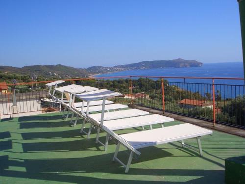 Caprioli Apartment | Cozy Mare e Coccole: Oceanfront Retreat with Hot Tub