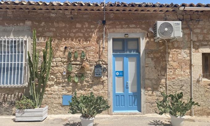 Sampieri House | Cozy Mareantico Shabby Apartment with Family-Friendly Amenities