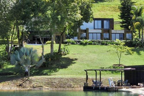 El Penol Villa | Relax at Maremansa Lake House Guatapé with Pool & Hot Tub