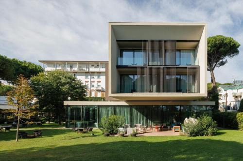 Milano Marittima Hotel | Experience MarePineta Resort: 5-Star Beachfront Oasis