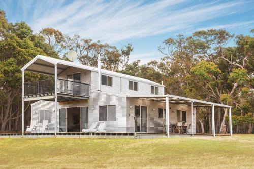 Rosa Glen House | Pet-Friendly Margaret River Farmhouse with 9/10 Guest Rating