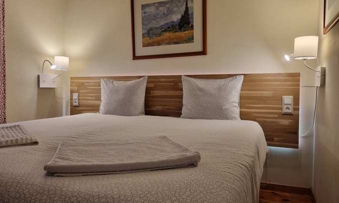 Cova da Piedade Villa | Explore Margarida Guest House in Almada with Family-Friendly Perks