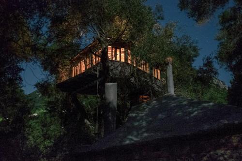 Skala House | Cozy Retreat at Margaritis's Treehouse - Pet & Child Friendly