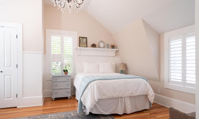 Ogunquit Hotel | Guest Rated: Marginal Way House - A Cozy Coastal Retreat