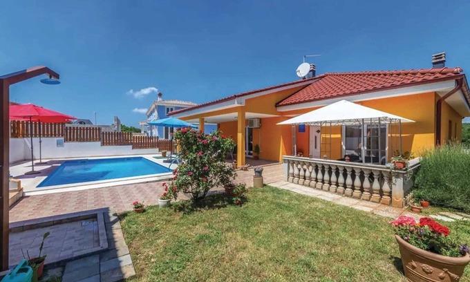 Sorici House | Relax at Mari House with Private Pool and Family Amenities