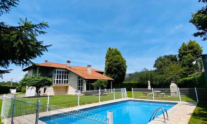 Vernejo Ski Chalet | María Bonita Chalet: Private Pool, Garden & Ocean Views