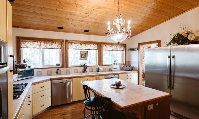 Campbell Park Bed & Breakfast | Experience Comfort at Maria's Creekside B&B, Rated 9.6/10