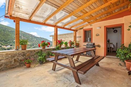 Livadia House | Unforgettable Views at Maria's House in Kambos