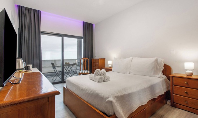 Canico Apartment | 'Mariana' Room with Sea View, Shared Terrace and Wi-Fi Access