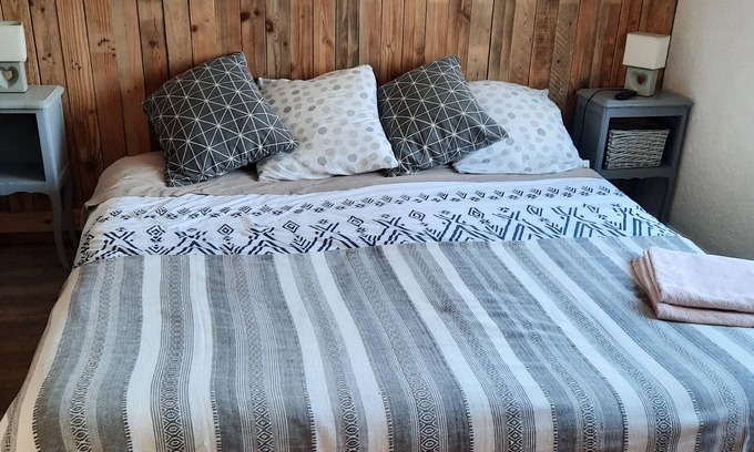 Vierzon House | Cozy Marielle Maison in Centre Ville - Pet Friendly Retreat
