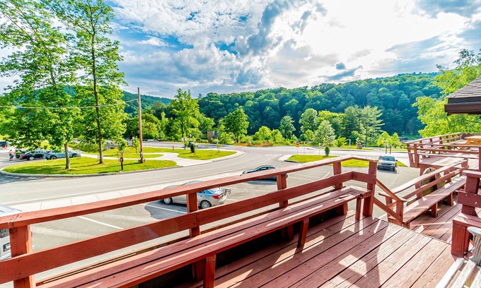 Ohiopyle Condo | Relaxing River Retreat in Downtown Ohiopyle with Hot Tub