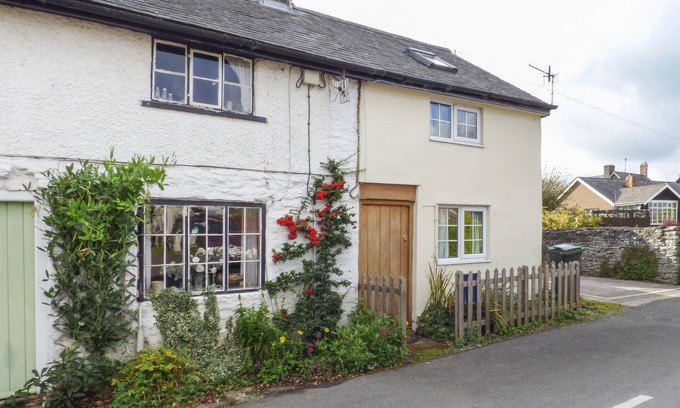 Clun Cottage | Inviting Marigold Cottage: Pet Friendly Retreat in Clun