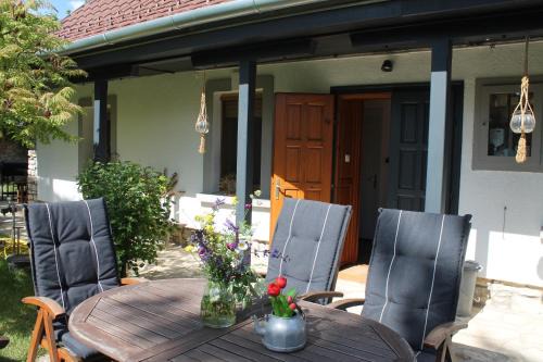 Vaszoly House | Discover Marika Nyaraló with Kitchen Amenities & 9/10 Rating