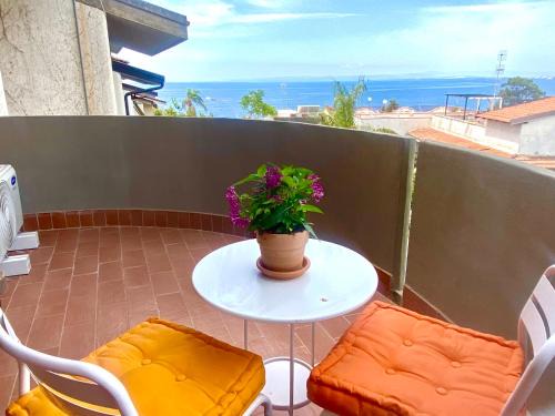 Cannizzaro House | Idyllic Marilù e il Mare - Oceanfront Terraced House Stay