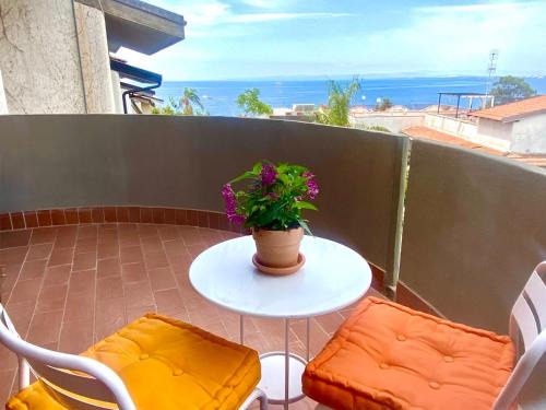 Cannizzaro House | Idyllic Marilù e il Mare - Oceanfront Terraced House Stay