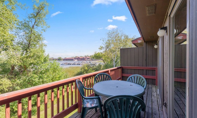 Breezy Point Condo | Marina Bay 2BR Condo w/Garage and Lake Views
