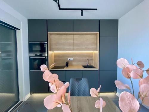 Tucepi Apartment | Marina Bay: Exclusive Apartment with Private Pool & Sea View