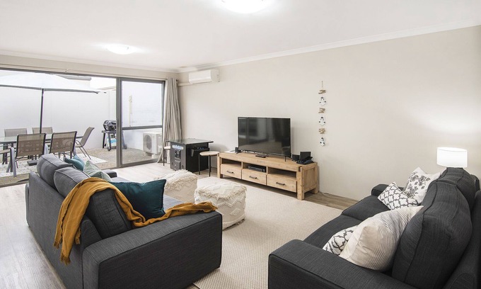 Geographe House | Oceanfront Marina Beach House with WiFi and Kitchenette