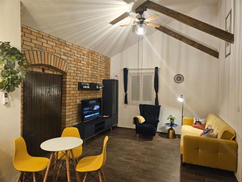 Enying House | Pet-Friendly Marina Cottage with Perfect 10 Review Score