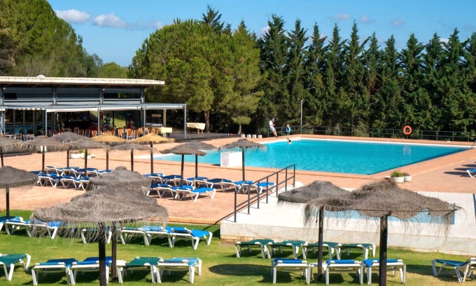 Telheiro Apartment | Marina Park Lagos with swimming pool and surrounding green area