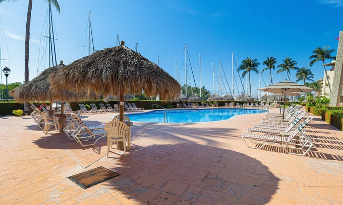 Bajio Apartment | Marina Residences: Inviting 2 Bed Retreat with Canal Views