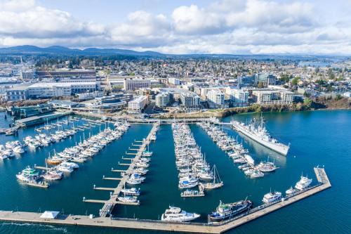 Bremerton Hotel | Oceanfront Marina Square Suites with Pool & Pet Friendly Stays