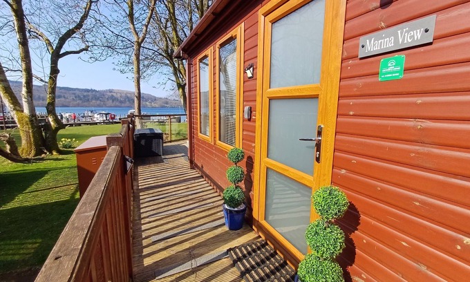 Troutbeck Bridge Cabin | Marina View Lodge: Ideal Family Retreat with Kitchen Access