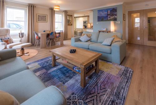 Inverkip Apartment | Oceanfront Marina View Apartment with Pet-Friendly Amenities