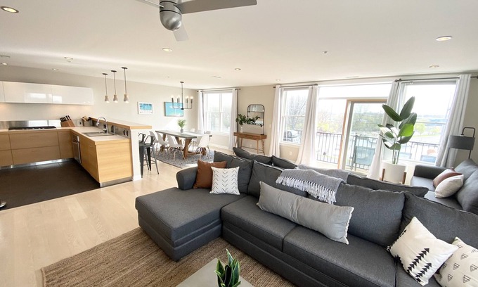 Saint Joseph Condo | Experience the Marina View with Rooftop Deck & Dining!