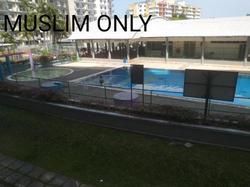Baharu Apartment | Marina View: Family-Friendly Pool Retreat in Teluk Kemang