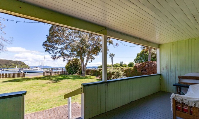 Motuoapa House | Unforgettable Marina Views at Motuoapa Bach - 10/10 Rating