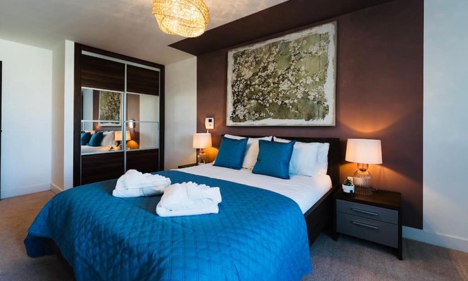Seafront Apartment | Oceanfront 2 BD Flat with Scenic Marina Views