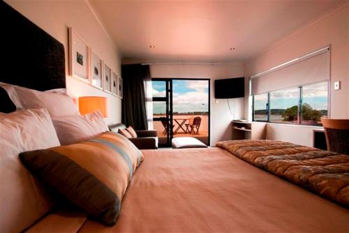 Westshore Hotel | Oceanfront Marineland Motel with Pool & Hot Tub Amenities