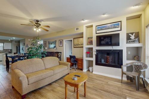 El Lago Apartment | Guest Rated: Mariner Village 108 with Pool & Family Fun