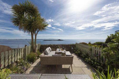 Mousehole House | Discover Mariners Cottage: 4-Star Retreat for Families