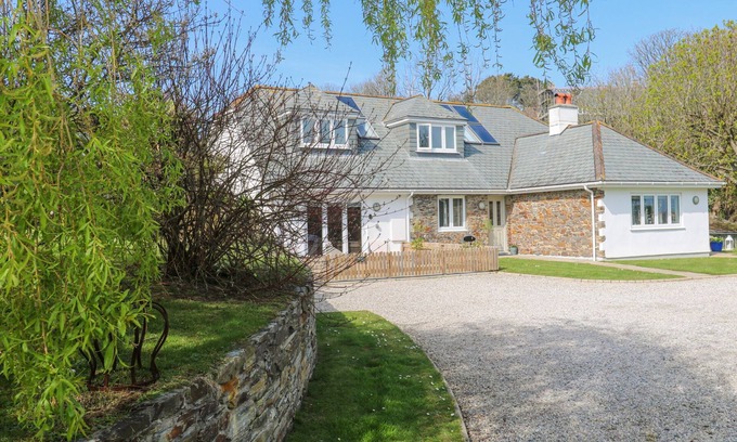 Gorran Haven Cottage | Pet-Friendly Mariners Rest Cottage with Ocean View in Gorran Haven