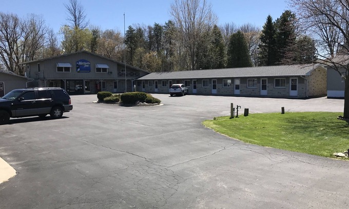 Marinette Hotel | Budget-Friendly Marinette Inn with Breakfast & Family Amenities