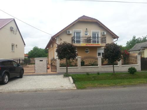 Hajduszoboszlo House | Exceptional Marinica Apartman: Family-Friendly Retreat