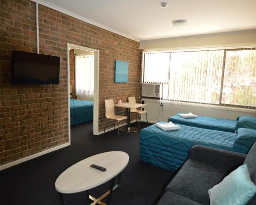 Plympton Park Hotel | Family-Friendly Marion Motel with Pool and Kitchen Access