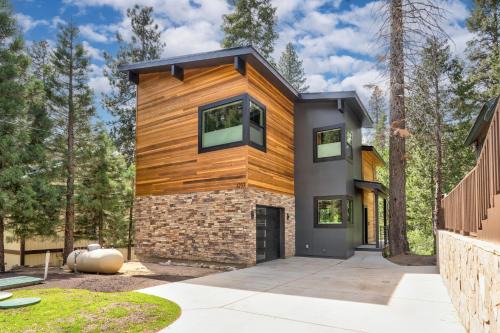 Fish Camp Villa | Mariposa Grove Creekside Retreat