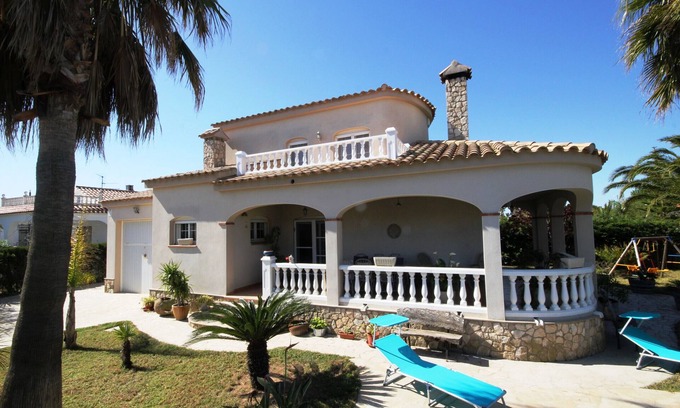 Riumar House | Mariposa: Beachside Retreat with Private Pool & Pet-Friendly