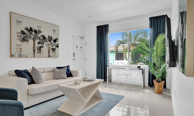 West Avenue Apartment | Relaxing Maritime Suite with Spa & Breakfast in South Beach