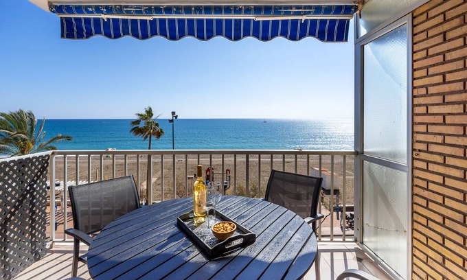 Fuengirola City Centre Apartment | Top-Rated Maritimo Fuengirola - Beachfront Family Apartment