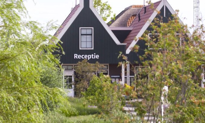 Uitdam Apartment | Markermeer 12: Poolside Retreat with Lake Views & Spa